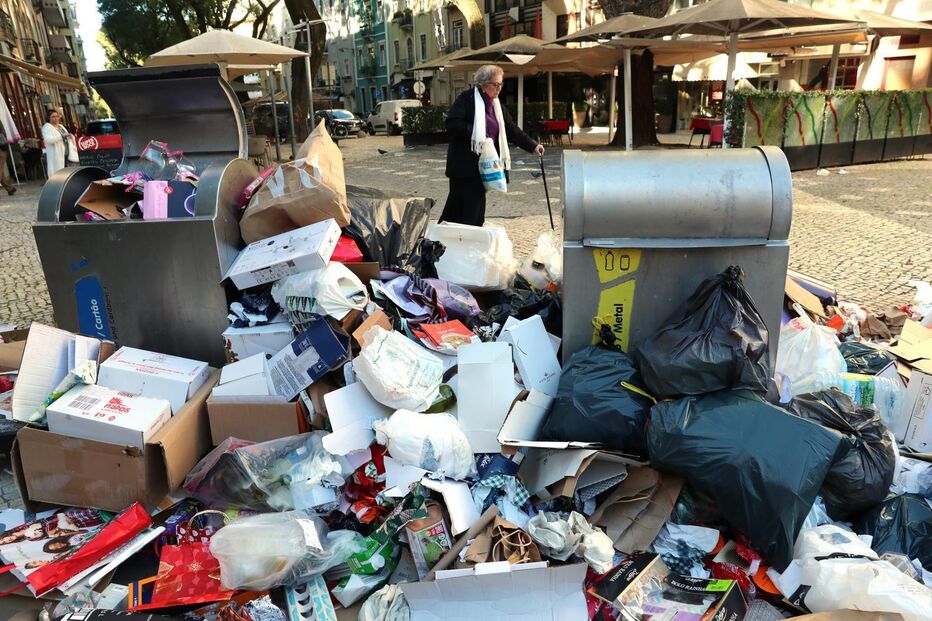 Lixo acumulado em caixotes na Avenida Miguel Bombarda