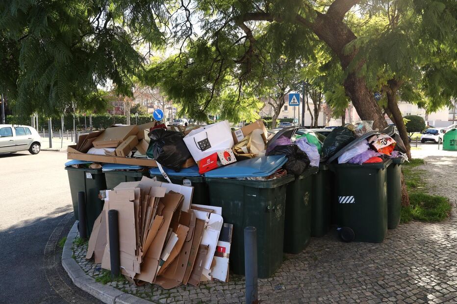 Lixo acumulado em caixotes na Estrada das Garridas