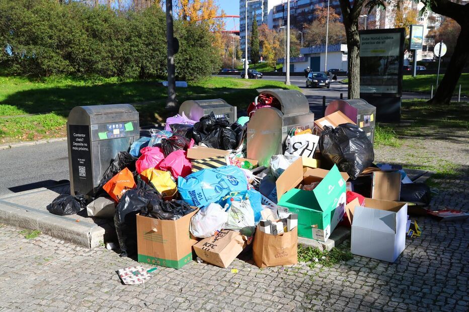 Lixo acumulado em caixotes na Estrada de Benfica