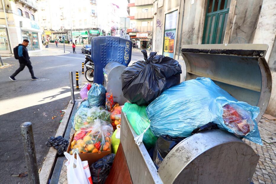 Lixo acumulado em caixotes na Rua Carvalho Araújo