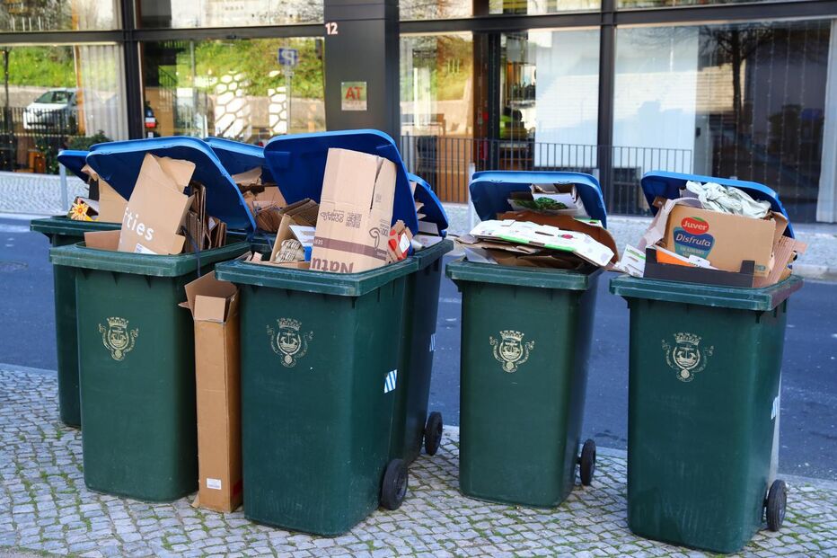 Lixo acumulado em caixotes na Rua Luciana Stegagno Picchi