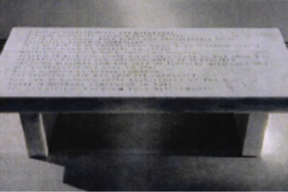 Banco em mármore branco intitulado “Selections from Truisms: A Lot of Professional”, da artista Jenny Holzer