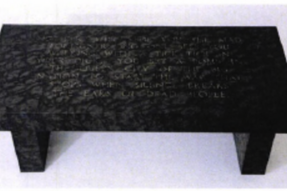 Banco em mármore preto intitulado “Nothing Will Stop You”, da artista Jenny Holzer