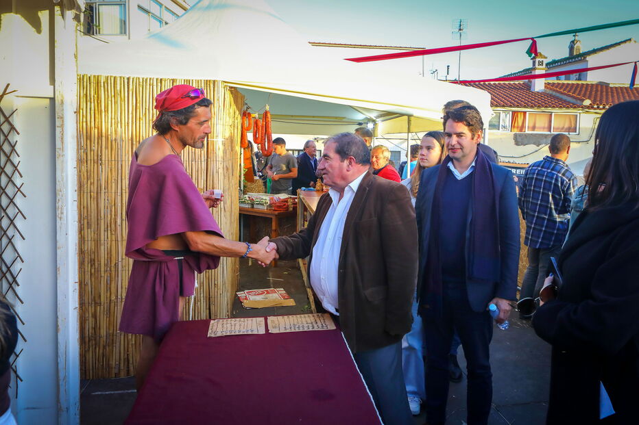 José Carlos Rolo, presidente da Câmara Municipal de Albufeira, acompanhado de Cristiano Cabrita, vice-presidente da autarquia, cumprimenta um comerciante em Paderne