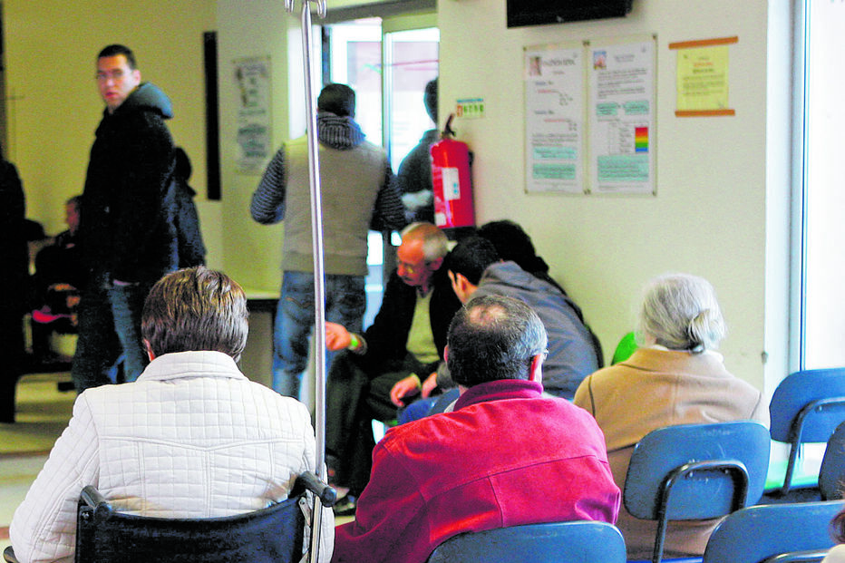 Doentes urgentes com espera de 14 horas