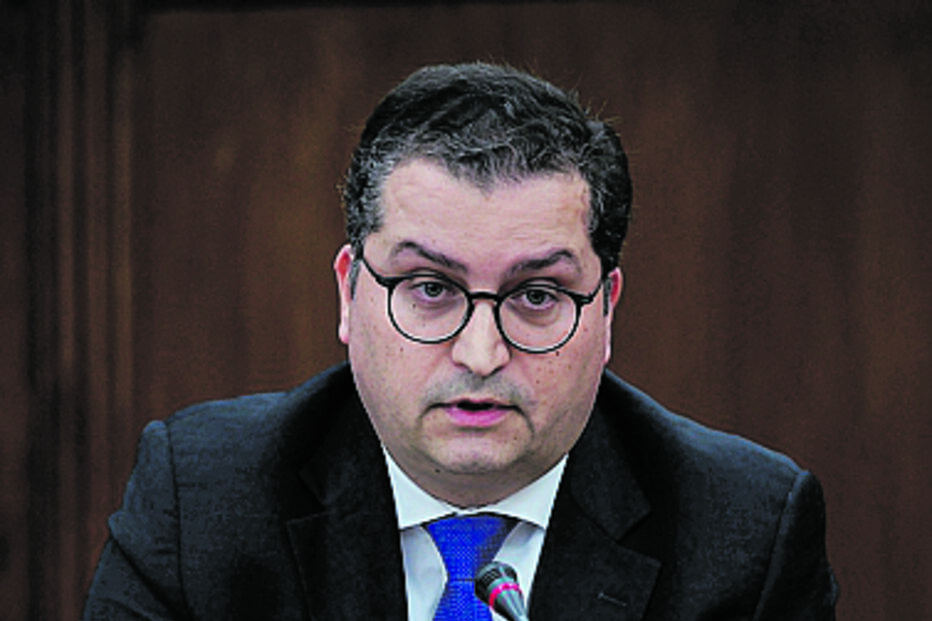 Sarmento tutela Finanças