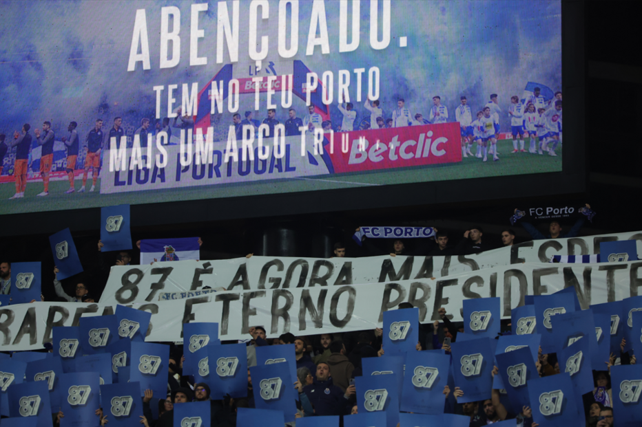 Adeptos prestam homenagem a Pinto da Costa pelos seus 87 anos 