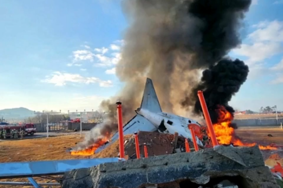 Avião com 181 pessoas despenha-se na Coreia do Sul e faz 179 mortos