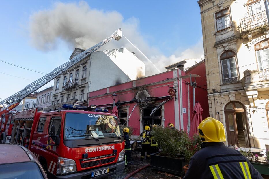 Seis desalojados e um ferido grave em incêndio na Baixa de Coimbra