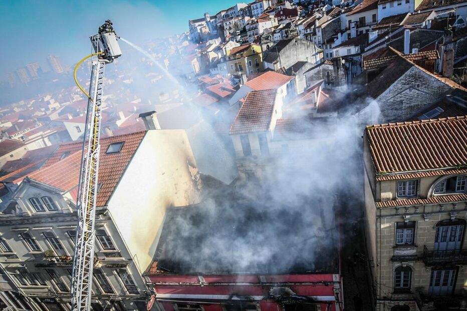 Seis desalojados e um ferido grave em incêndio na Baixa de Coimbra