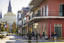 Bourbon Street acordou após a tragédia com lixo nas ruas, forte patrulhamento policial e agentes do FBI a recolher vestígios do crime