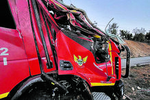 Viatura de combate a incêndios florestais ficou  destruída e com as vítimas no interior 