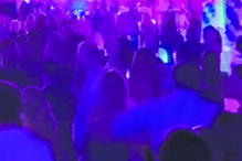 O casal tentou passar despercebido na festa