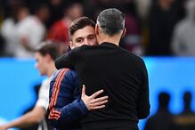 Abraço entre pai e filho no final do jogo 