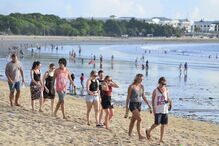 Praias da ilha indonésia de Bali sofrem uma das piores acumulações de plásticos
