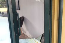 Ladrão parte vidro de porta e assalta spa em Vila Nova de Gaia