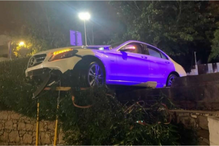 Carro despista-se e fica suspenso em zona de desnível em cascais