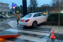 Carro despista-se e fica suspenso em zona de desnível em Cascais