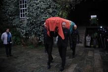 Urna com restos mortais de Eça de Queiroz chegou ao parlamento às 09h25