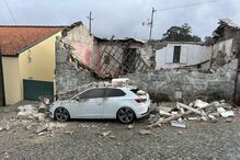 Casa devoluta desaba sobre carro em Gondomar