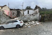 Casa devoluta desaba sobre carro em Gondomar