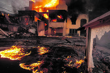 Chamas consomem casa