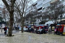 Intervenção de bombeiros no shopping Fonte Nova em Lisboa
