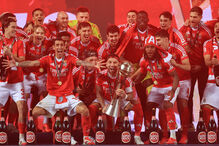 Benfica levanta taça