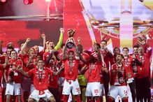 Benfica levanta taça