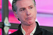 Governador Gavin Newsom esforça-se por conter as lágrimas perante a devastação