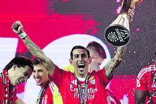 Di María celebra a conquista da Taça da Liga com o troféu na mão.