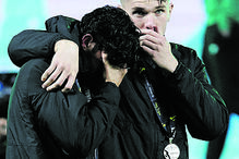 Gyokeres conforta Trincão, que falhou o penálti que decidiu o vencedor.