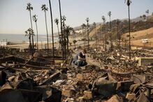 Lágrimas e desespero de quem viu a casa a ser reduzida a cinzas pelos incêndios em Los Angeles  