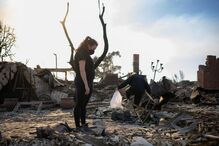 Lágrimas e desespero de quem viu a casa a ser reduzida a cinzas pelos incêndios em Los Angeles  