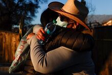 Lágrimas e desespero de quem viu a casa a ser reduzida a cinzas pelos incêndios em Los Angeles  