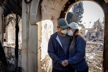 Lágrimas e desespero de quem viu a casa a ser reduzida a cinzas pelos incêndios em Los Angeles  