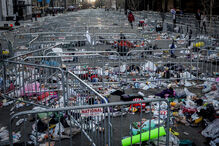 Itens deixados à porta da Capital One Arena na inauguração do segundo mandato de Donald Trump