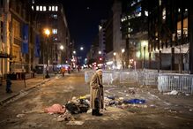 Mulher procura mala que teve de deixar à porta da Capital One Arena para assistir à tomada de posse de Donald Trump