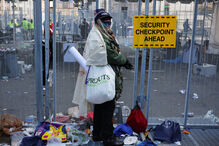 Pessoa junto de malas e outros itens deixados à porta da Capital One Arena na inauguração do segundo mandato de Donald Trump