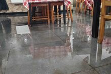 Restaurante inundado após chuva porte em Ovar