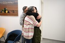 Karina Ariev no momento em que se reencontrou com a família