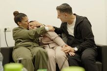 Daniella Gilboa no momento em que se reencontrou com a família