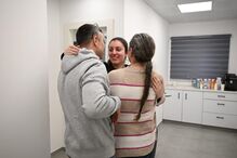 Karina Ariev no momento em que se reencontrou com a família