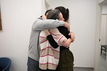 Karina Ariev no momento em que se reencontrou com a família