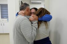 Liri Albag no momento em que se reencontrou com a família