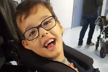 Polícias e bombeiros ajudam menino com paralisia cerebral