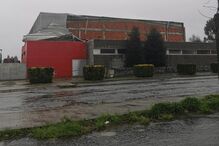 Mau tempo faz voar parte da chapa lateral do pavilhão desportivo de Vila das Aves