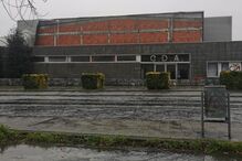 Mau tempo faz voar parte da chapa lateral do pavilhão desportivo de Vila das Aves