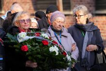 Sobreviventes no Muro da Morte onde foram executados a tiro milhares de prisioneiros em Auschwitz