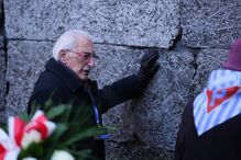 Sobrevivente durante cerimónia que marca o 80º aniversário da libertação de Auschwitz